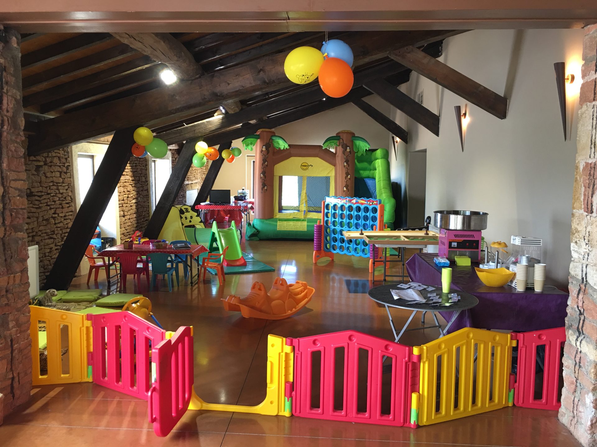 Salle de réception élégante avec tables