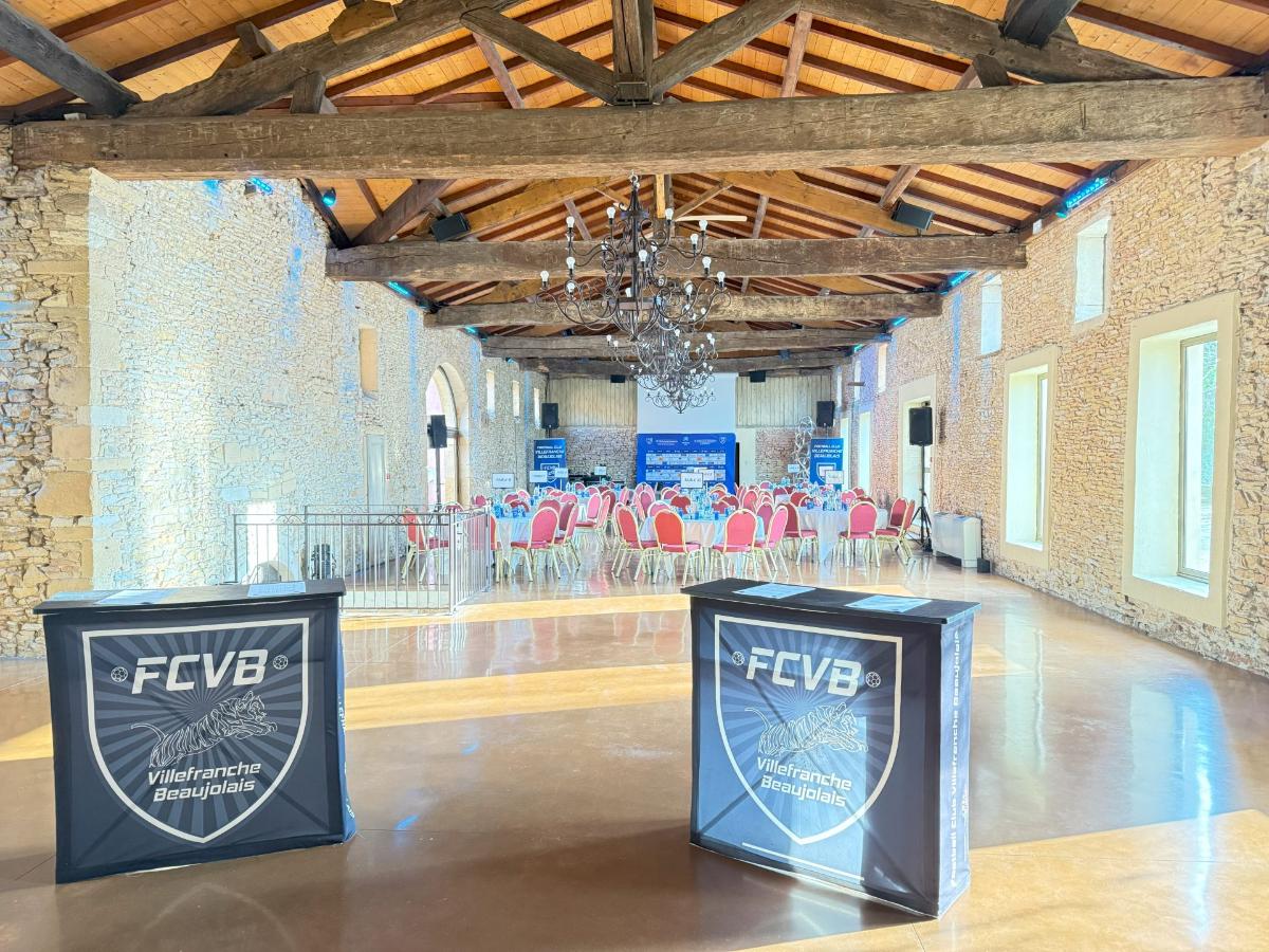 Salle de réception élégante avec tables


